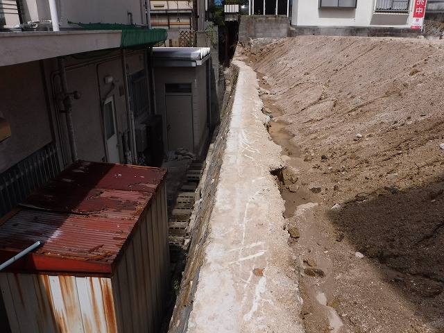敷地境界線に土羽が有る場合は要注意ですよ！