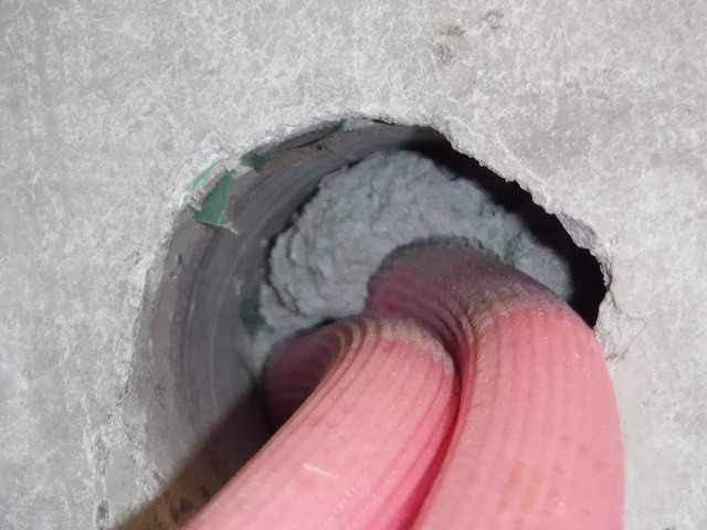 ベタ基礎の水抜き穴は内側から防蟻性が有る材で塞ぐ事!