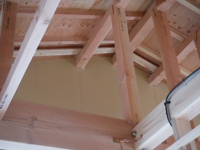 妻側外壁通気は、小屋裏に流れるか?