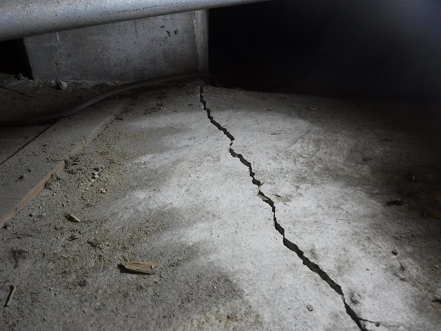 床下地盤面にひび割れを確認した場合は?