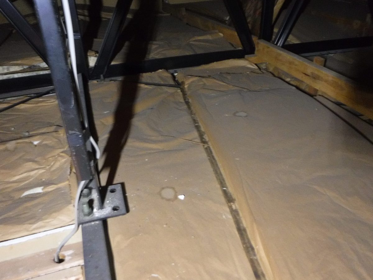不適合事例30 屋根裏水シミ跡として