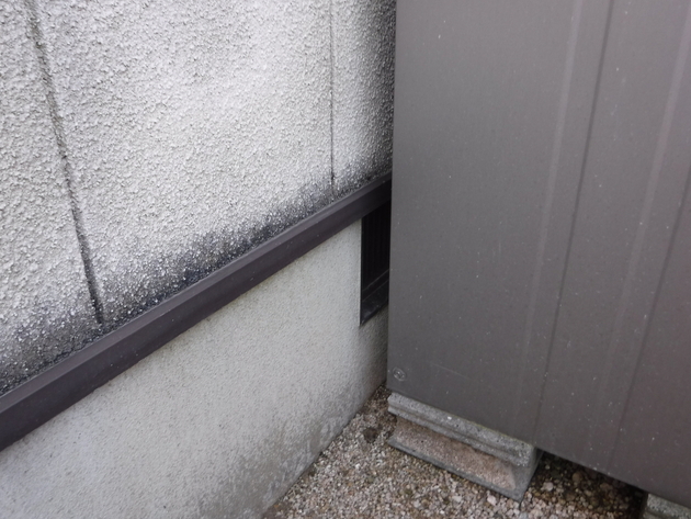 床下換気口を物入れで塞いでいる