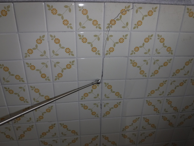 浴室タイル壁目地にひび割れ1．30mm