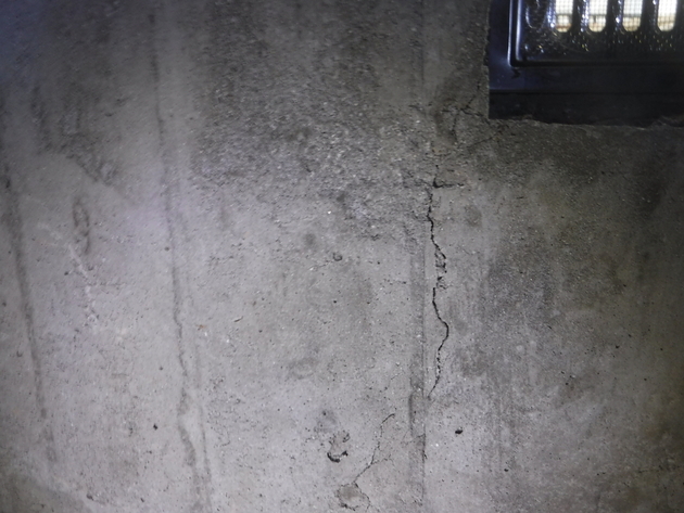 床下基礎にひび割れ0．70mm