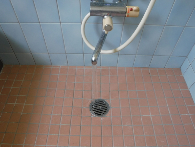 浴室土間水栓の給水量に問題無し