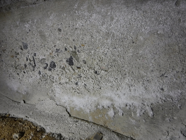 針状結晶（硫酸塩）によるコンクリート表面剥離