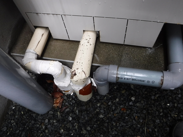 エコキュートの給水管の保温材に穴