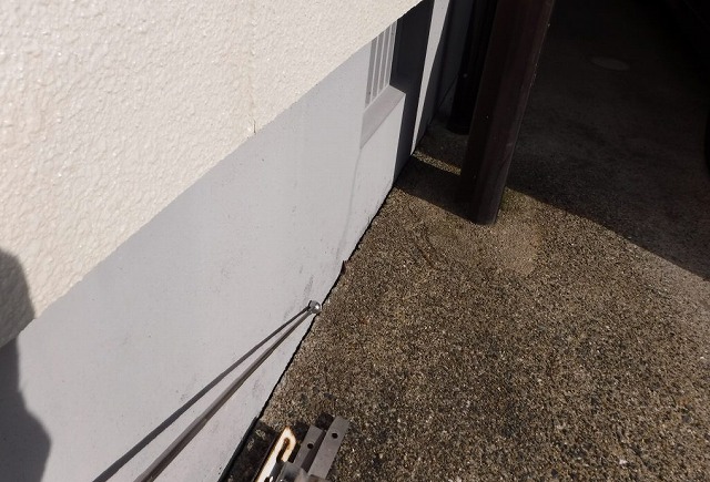 基礎のひび割れと車庫などの土間とのすき間