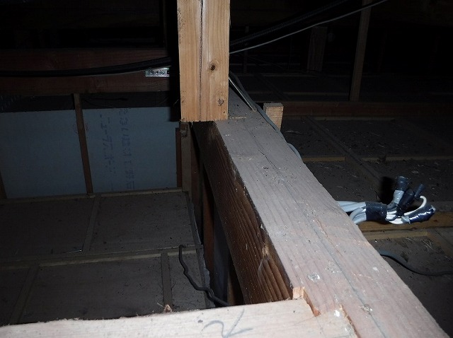 築古既存住宅の小屋裏にはビックリする施工が!