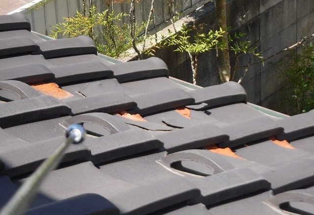 瓦の表面が剥離した様な割れ方の原因は？