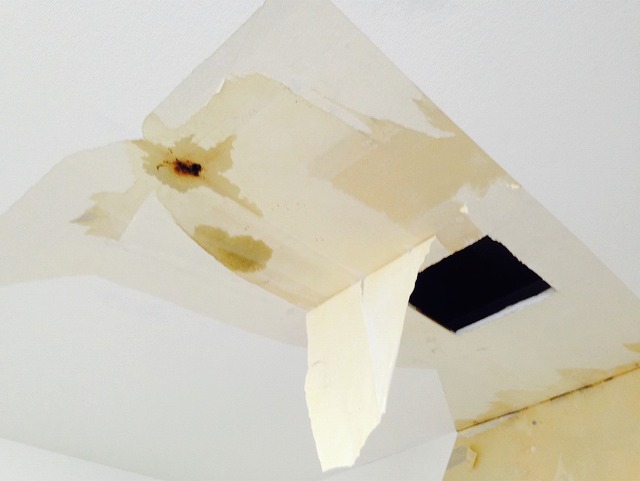 天井水シミ跡の原因は小屋裏換気口の未設置？